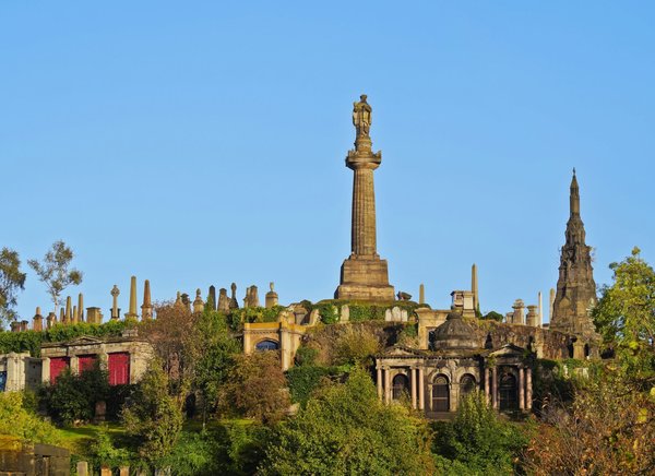 In which UK city can tourists learn about urban beekeeping?